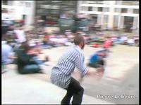 Voici un petit montage du Bling Bling Street contest 2009 à Nantes.
Le montage est court, je manquais vraiment d'images, il y a eu tellement d'autres tricks/ chuttes. 
J'ai donc fais avec ce que j'avais...
C'est également mon 1er essai avec un log...