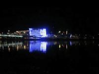Edificios con un montón de luces y neones