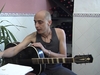 Manos de mujer rota