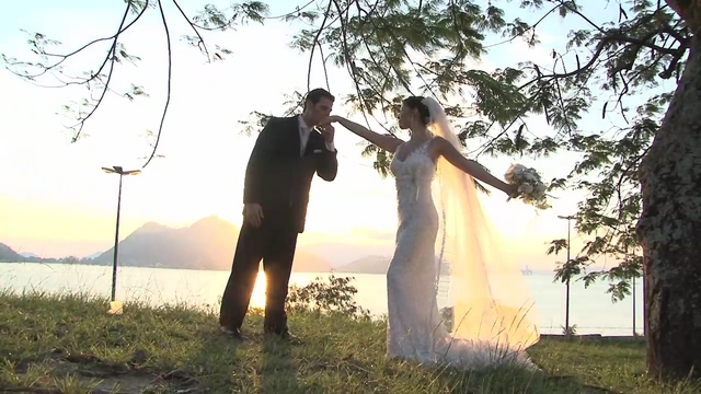 Vídeo de casamento Tatiana e Cadé do video maker (cinegrafista) Adriano Diogo, de Niterói, Rio de Janeiro, RJ, que faz video de casamento (filmagem de casamento), ou melhor, videojornalismo de casamentos, video de casamento judaico, video de noivas, video de festas e video de eventos sociais com uma edição de video inovadora e de primeira qualidade. Atua também em outras cidades do estado do Rio de Janeiro, tais como Niterói, Petrópolis, Teresópolis, entre outras. video casamento filmagem videos casamentos niteroi rj rio videojornalismo noiva niterói festa eventos clips vídeo clipe clip do videoclip