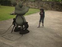 Hugo e Mickey na garagem