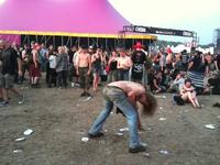 Graspop: Drunk giving a free show