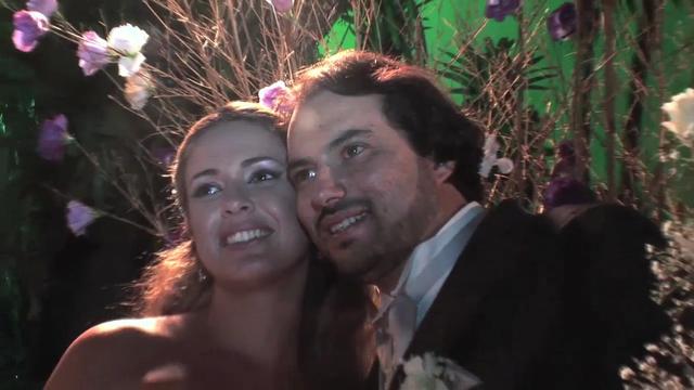 Vídeo de casamento Luciana e Zeca do video maker (cinegrafista) Adriano Diogo, de Niterói, Rio de Janeiro, RJ, que faz video de casamento (filmagem de casamento), ou melhor, videojornalismo de casamentos, video de casamento judaico, video de noivas, video de festas e video de eventos sociais com uma edição de video inovadora e de primeira qualidade. Atua também em outras cidades do estado do Rio de Janeiro, tais como Niterói, Petrópolis, Teresópolis, entre outras. video casamento filmagem videos casamentos niteroi rj rio videojornalismo noiva niterói festa eventos clips vídeo clipe clip do videoclip
