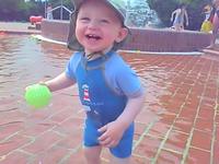 Bens erstes mal im Freibad