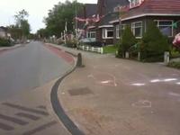 Met de halve marathon is de feestweek in Ulrum van begonen, zie hier de versiering inhet dorp.