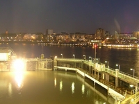 The Queen Mary II arrives in Hamburg. Time lapse movie