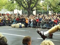 Riesen in Berlin: Kleine Riesin