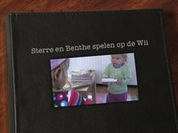 Sterre en Benthe spelen met de Wii