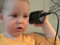 Agaton pratar i telefon