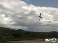 Bruno voando o Extra 35% da Hangar 9