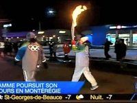 Catherine essaie de toucher à la flamme olympique de Coeur de pirate
