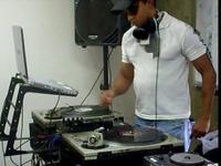 Colectivo Fusible FM mezclando en vivo