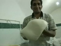 IRAN / kopftuch pariser kaffeehaus