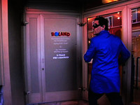 No° 09.4 Radio 200'000 - How To Enter The Porn Cinema - A sHOWTOgo.ch by Stadtklang